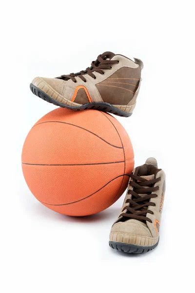 Nové sportovní boty s míčem na bílém pozadí. — Stock fotografie