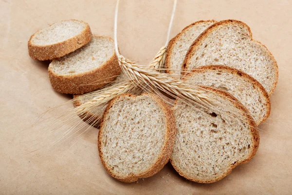 薄い茶色の背景に隔離された新鮮なパン. — ストック写真