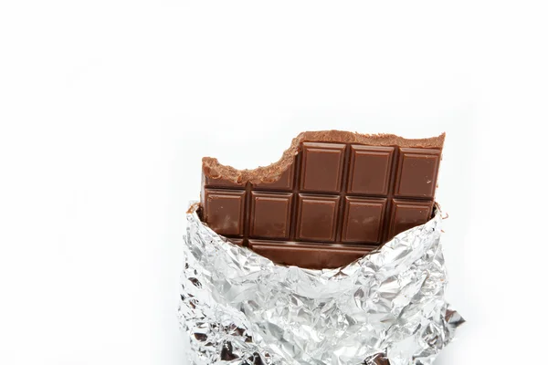 흰 배경에 분리되어 있는 호일 초콜릿바 — 스톡 사진