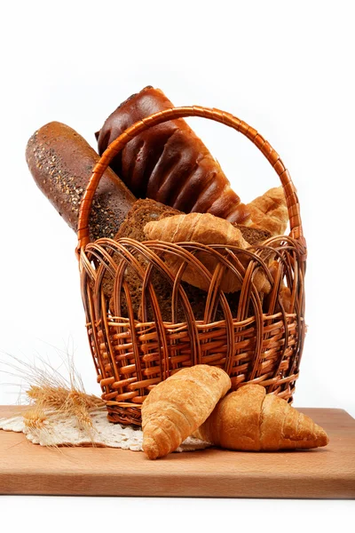 Свіжий хліб у кошику ізольований . — стокове фото