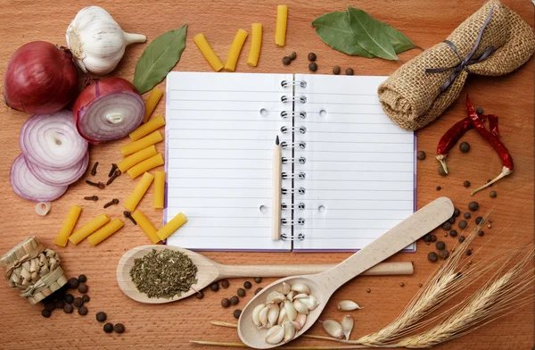 Cuaderno para recetas y especias en mesa de madera —  Fotos de Stock