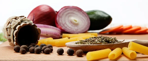 Comida saludable. Especias y verduras frescas en una mesa de madera . —  Fotos de Stock