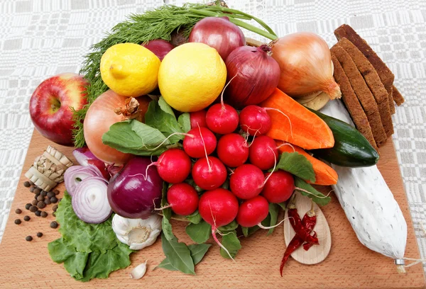 健康食品。新鮮な野菜や果物の木製の背景 — ストック写真