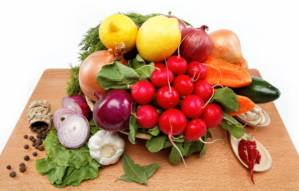 Zdravé jídlo. čerstvá zelenina a ovoce na bílém pozadí. — Stock fotografie