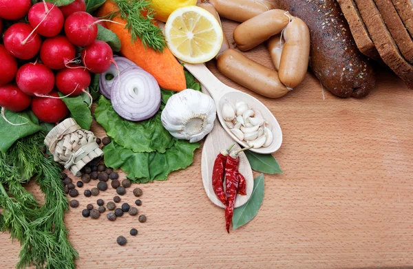 Gesunde Ernährung. frisches Gemüse und Obst auf weißem Hintergrund. — Stockfoto