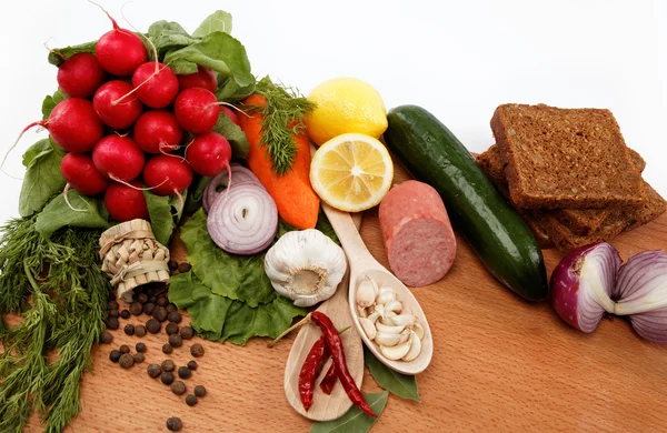Comida saudável. Legumes frescos e frutas em uma mesa de madeira . — Fotografia de Stock