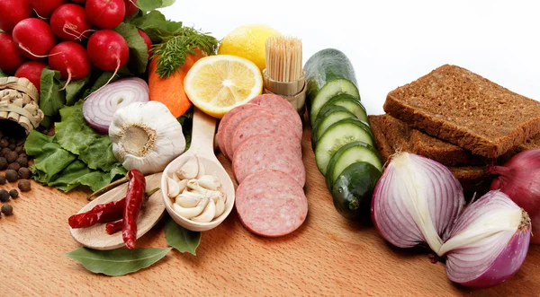 Gesunde Ernährung. frisches Gemüse und Obst auf einem Holztisch. — Stockfoto