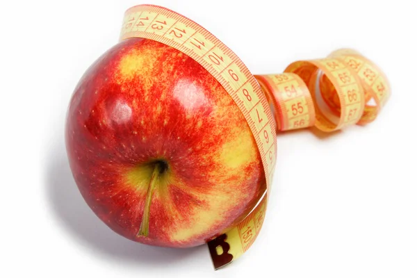 Manzana roja y cinta métrica sobre fondo blanco . —  Fotos de Stock
