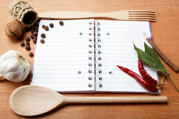 Laptop voor recepten en specerijen op houten tafel — Stockfoto