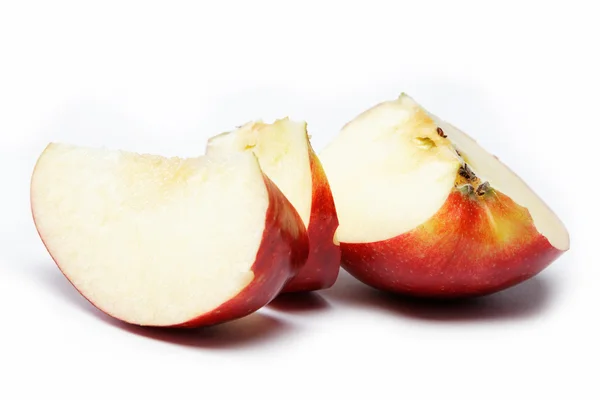 Manzana roja cortada en rodajas en un fondo blanco . — Foto de Stock
