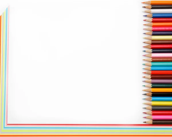 Värilliset kynät valkoisella pohjalla. — kuvapankkivalokuva