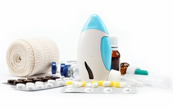 Preparazione in pillola e capsula isolata su fondo bianco — Foto Stock