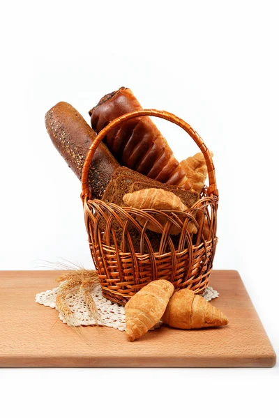 Pão fresco no cesto isolado . — Fotografia de Stock