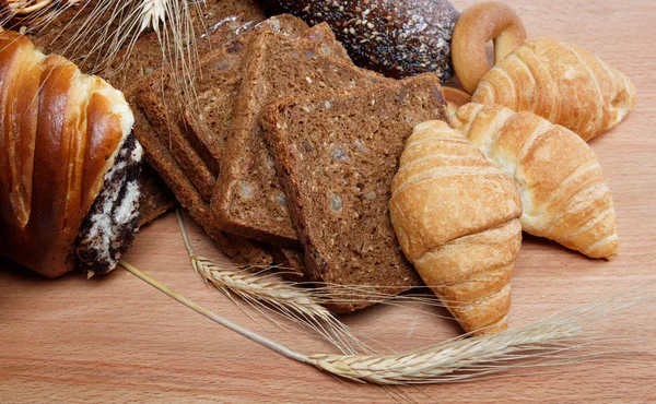 Frisches Brot isoliert. — Stockfoto