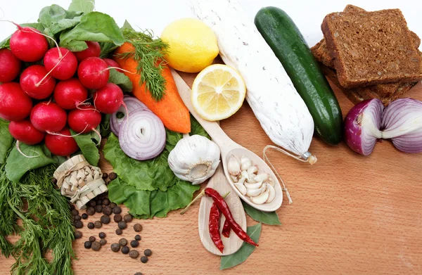 Une nourriture saine. Légumes et fruits frais sur une table en bois . — Photo