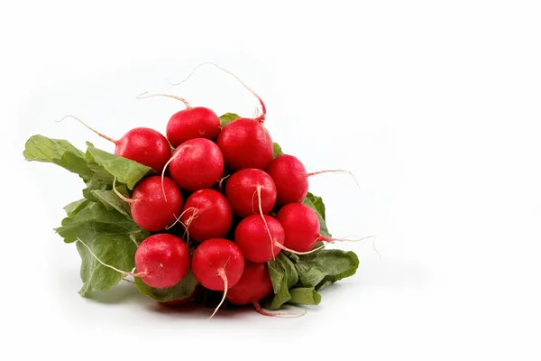 Une nourriture saine. Bouquet de radis frais sur fond blanc . — Photo