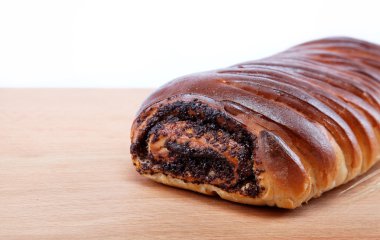 ahşap bir masa üzerinde haşhaş tohumu ile Strudel.