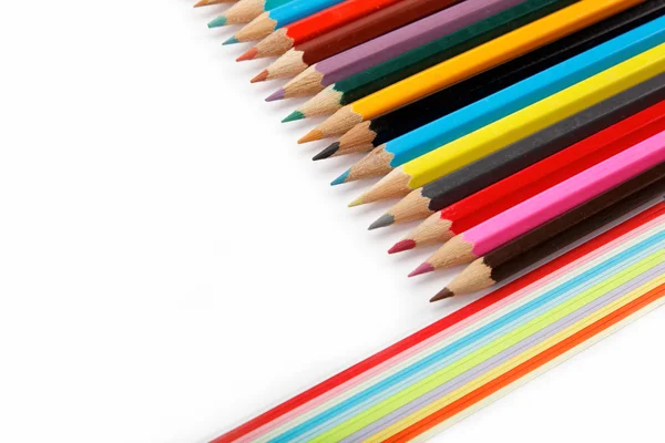 하얀 배경에 색으로 칠 해진 연필. — 스톡 사진