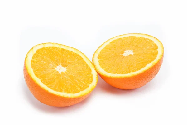 Deux moitiés d'une orange sur fond blanc . — Photo