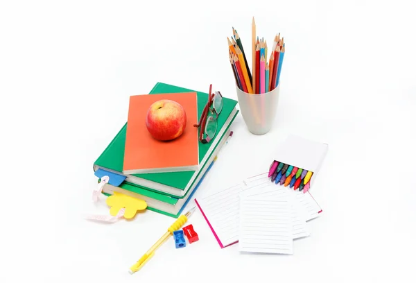 Fournitures scolaires : livres, cahier, stylos, crayons, lunettes, une application — Photo