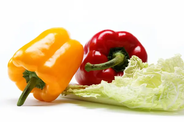 Une nourriture saine. Légumes frais. Poivrons sur fond blanc . — Photo