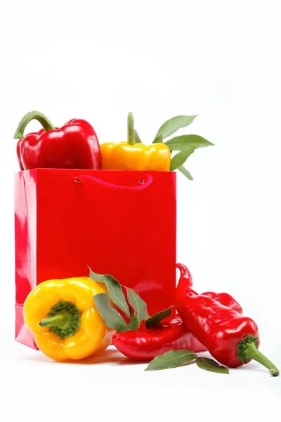 Comida saudável. Vegetais frescos.Pimentas em um saco de presente vermelho em um wh — Fotografia de Stock