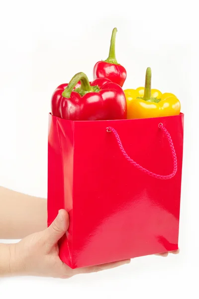 Comida saludable. Vegetales frescos.Pimientos en una bolsa de regalo roja en un wh —  Fotos de Stock