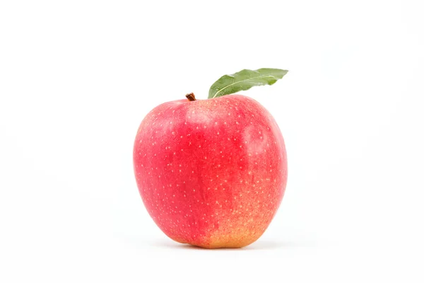 Cibo sano. Mela rossa fresca con foglia verde su uno sfondo bianco — Foto Stock