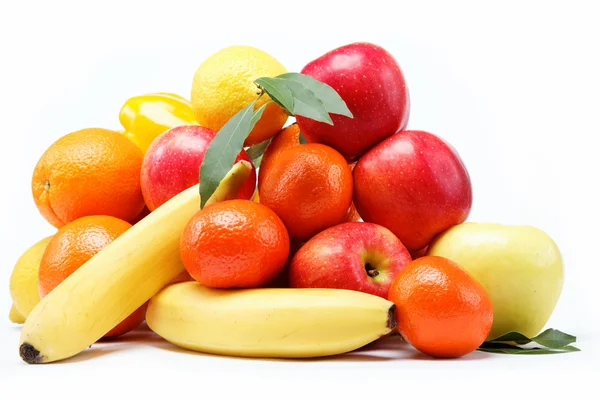 Свіжі цитрусові фрукти ізольовані на білому тлі . — стокове фото
