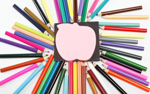Блокнот на фоні кольорових олівців . — стокове фото