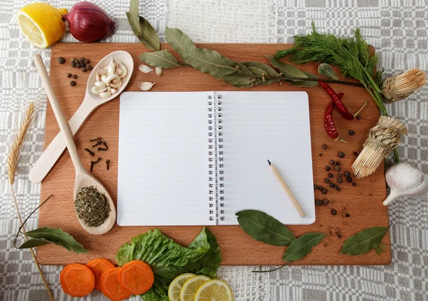 レシピ、スパイス木の板のためのノート — ストック写真