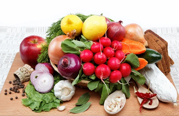健康食品。新鲜的蔬菜和水果在木板上. — 图库照片