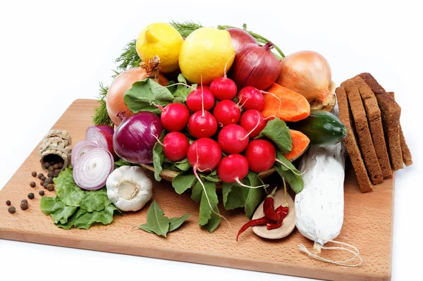 Egészséges étel. friss zöldségek és gyümölcsök a fa deszkán. — Stock Fotó