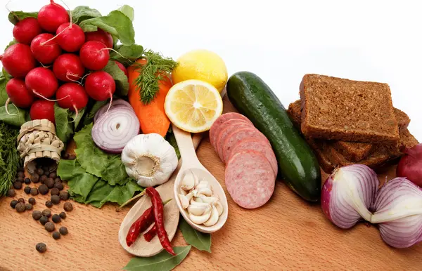 Hälsosam mat. färska grönsaker och frukter på ett träbord. — Stockfoto