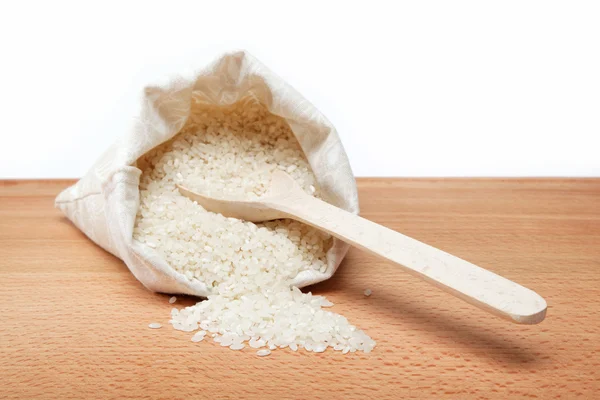 Reis auf einem Holztisch. — Stockfoto