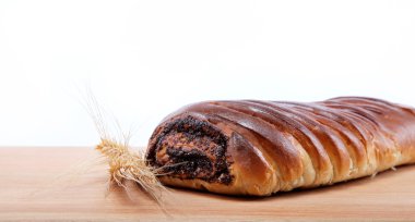 ahşap bir masa üzerinde haşhaş tohumu ile Strudel.