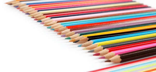 Цветные карандаши на белом фоне. — стоковое фото