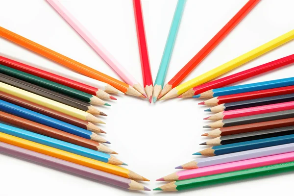 Crayons de couleur crayons composés sous la forme de coeur — Photo