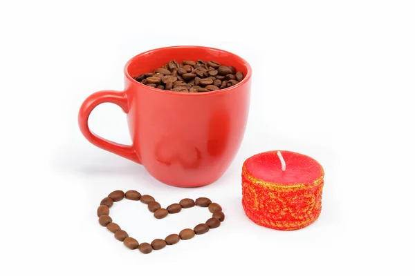Coeur fait à partir de grains de café autour d'une tasse de café sur un w — Photo
