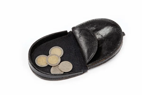 Schwarze Geldbörse mit Metallmünzen auf weißem Hintergrund. — Stockfoto