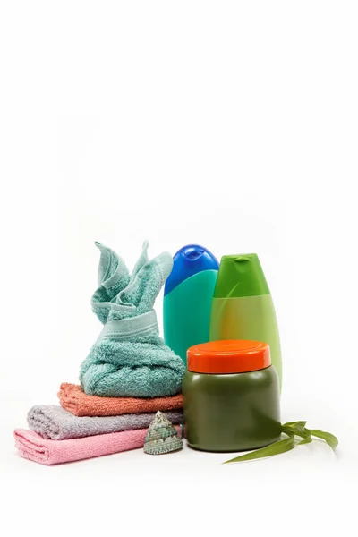 Concept spa ou salle de bain avec serviettes et savons, sur fond blanc — Photo