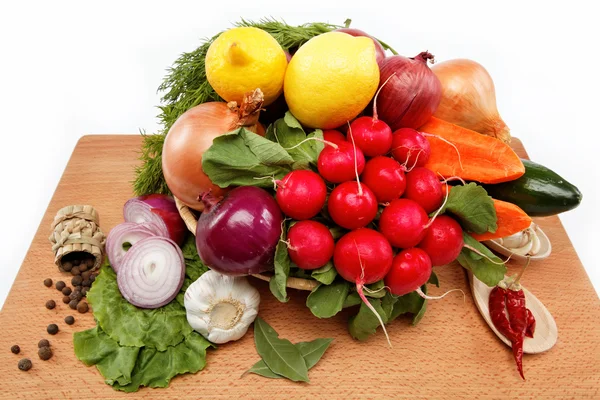 Comida saudável. Legumes frescos e frutas em uma mesa de madeira . — Fotografia de Stock