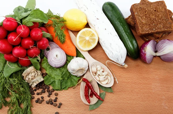 Υγιεινά τρόφιμα. φρέσκα λαχανικά και φρούτα σε ένα ξύλινο τραπέζι. — Φωτογραφία Αρχείου