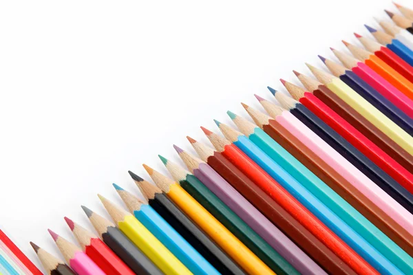 Färgade pennor på en vit bakgrund. — Stockfoto