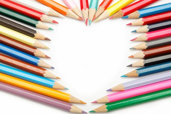 Renkli kurşun kalem boya kalemleri kalp şeklinde oluşur. — Stok fotoğraf