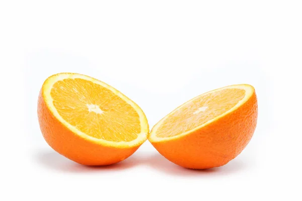 一つはオレンジ、白い背景の上の 2 つの半分. — ストック写真