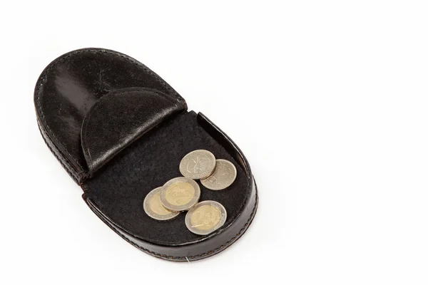 흰 배경에 금속 동전이 들어 있는 검은 지갑. — 스톡 사진