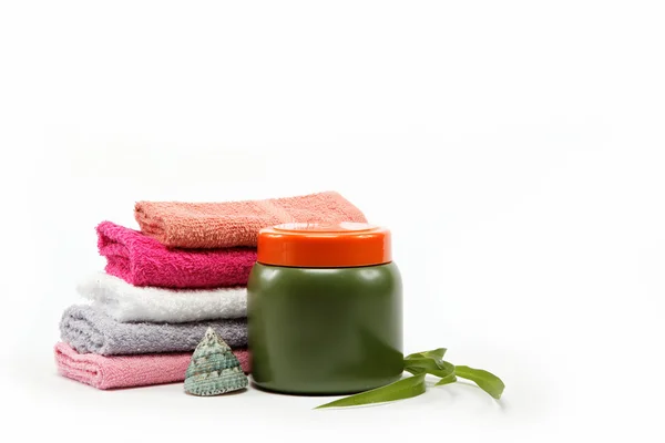 Wellness- oder Badezimmerkonzept mit Handtüchern und Seifen, auf weißem Backgr — Stockfoto