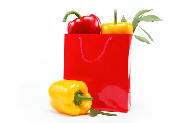 Comida saludable. Vegetales frescos.Pimientos en una bolsa de regalo roja en un wh — Foto de Stock