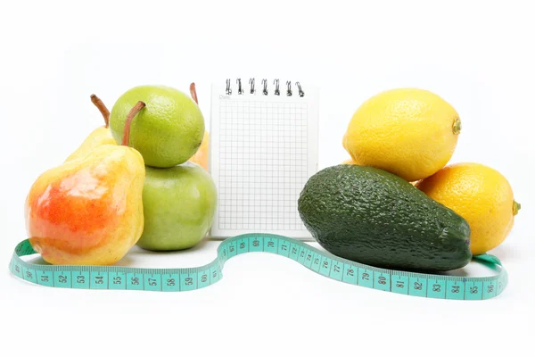 Naturliga produkter. diet. färsk frukt på en vit bakgrund. — Stockfoto